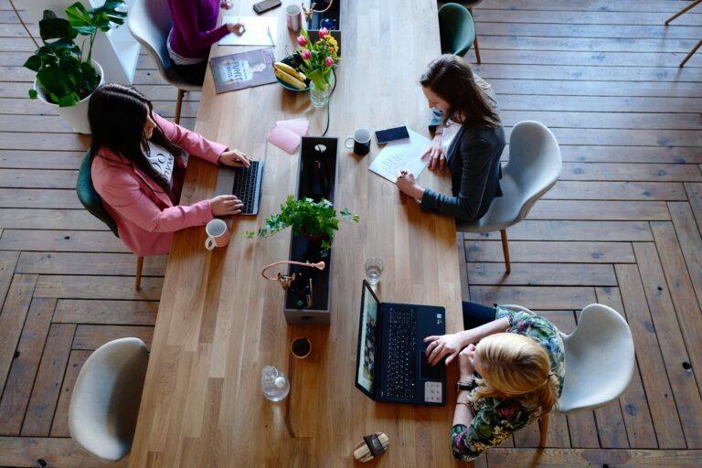 Imagen de mujeres emprendedoras en un espacio de coworking