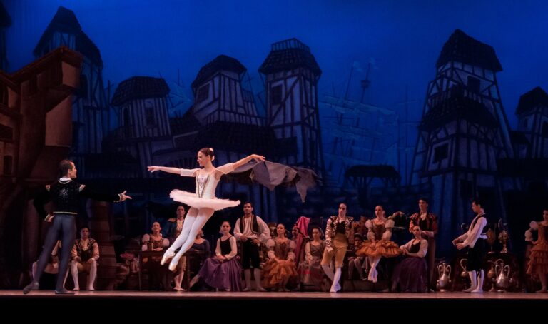 Imagen del salto de una bailarina de ballet en plena función