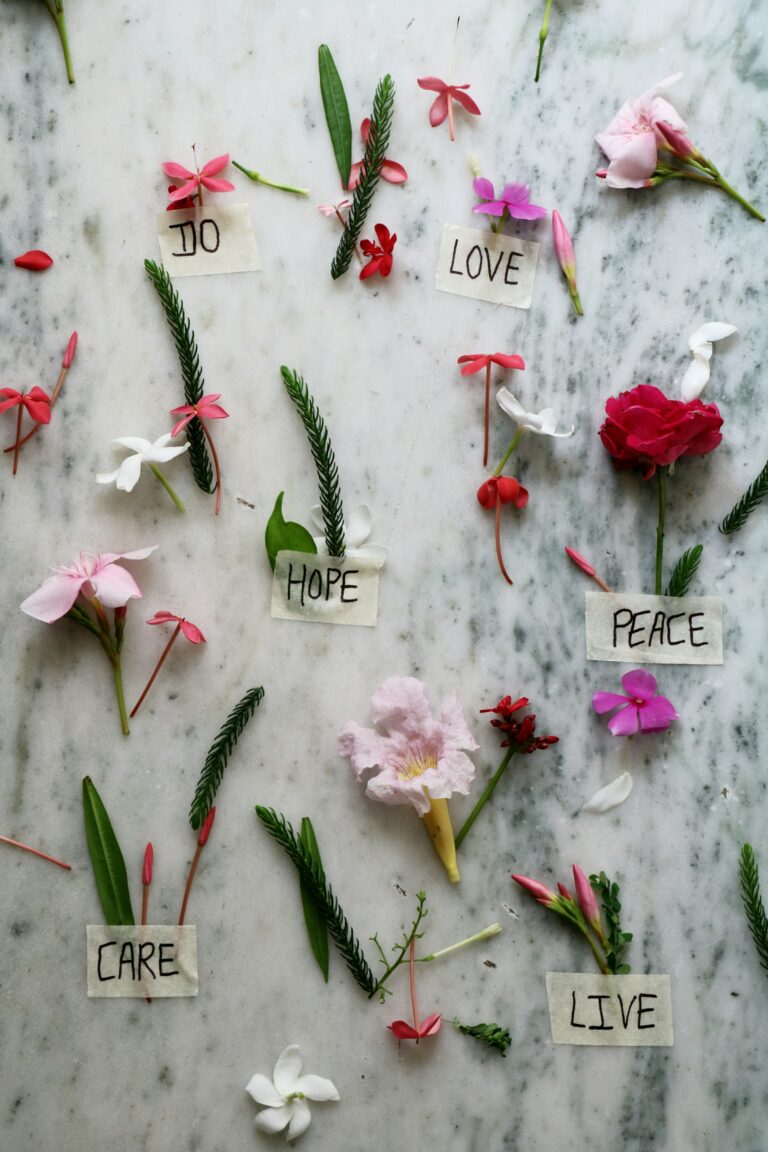 Imagen con flores y palabras positivas en inglés como peace and love