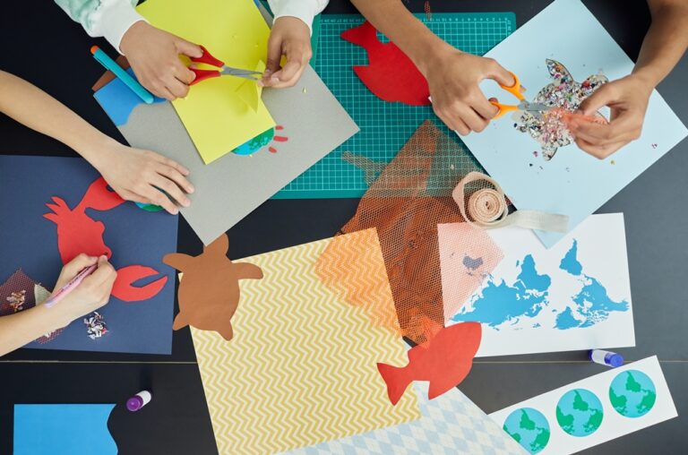 Imagen de un grupo de niños haciendo actividades de artes plásticas y manualidades