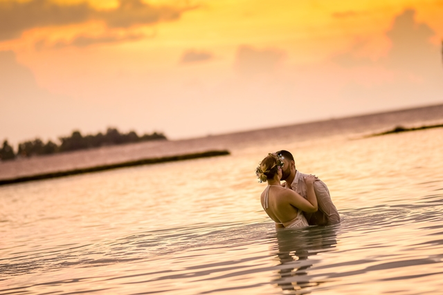 Imagen de una pareja besándose dentro del mar