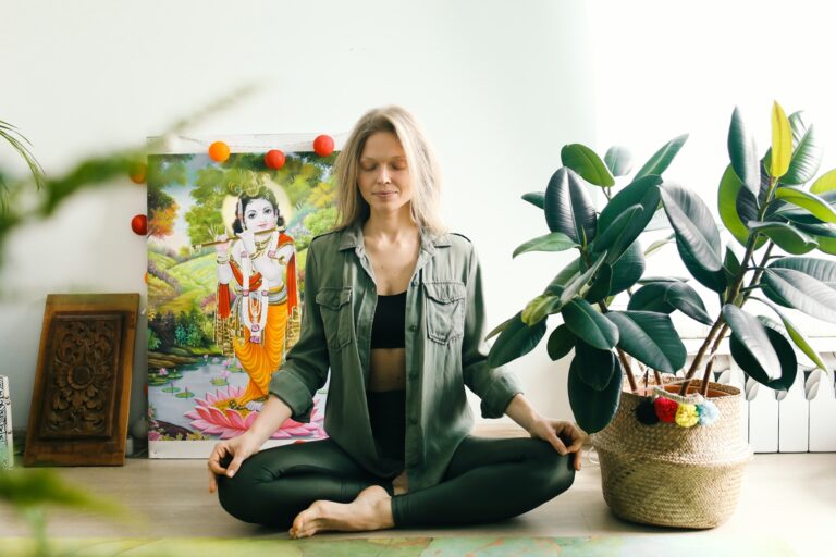 Imagen de una chica en una posición de práctica de yoga