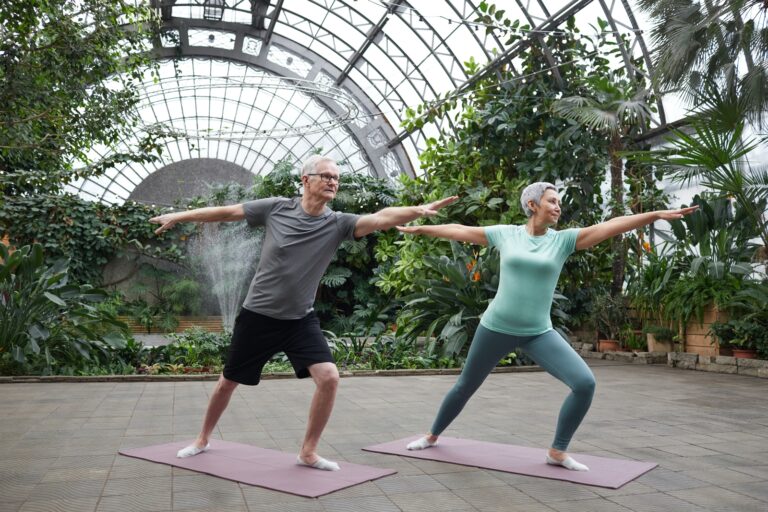Imagen de una pareja mayor haciendo yoga