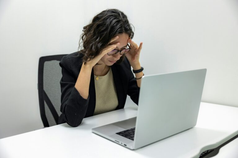 Imagen de una mujer cansada trabajando con el ordenador