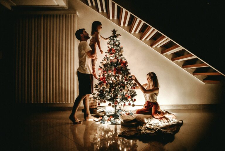 Imagen de una familia decorando el árbol de Navidad